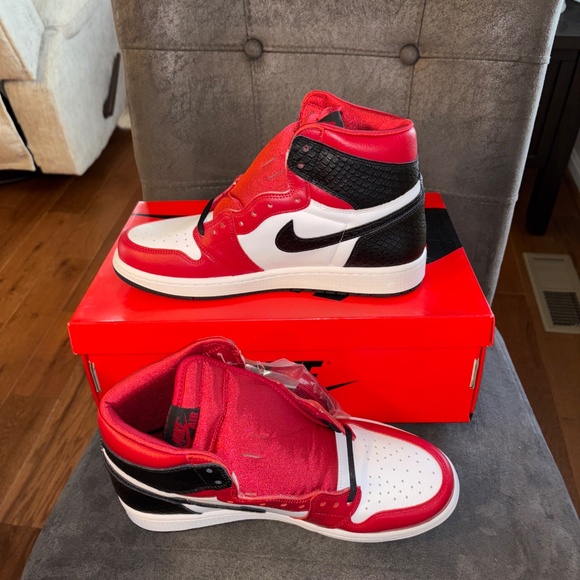 NIB NEW Women’s Nike Air Jordan 1 Retro High OG Satin Snake Sneakers 10 - Picture 2 of 6